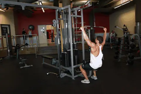 Geniş Tutuşla Lat Pulldown hareketi animasyonu