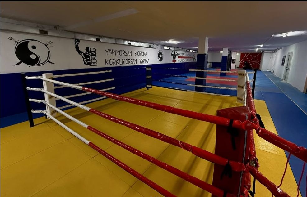 Tigers Fitness Fight Club Antalya: Muay Thai ringi ve minder alanı