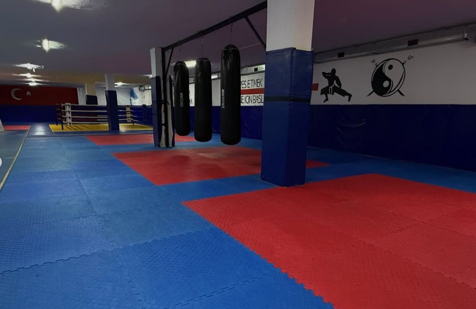 Kum torbaları ve kırmızı-mavi tatami zemin