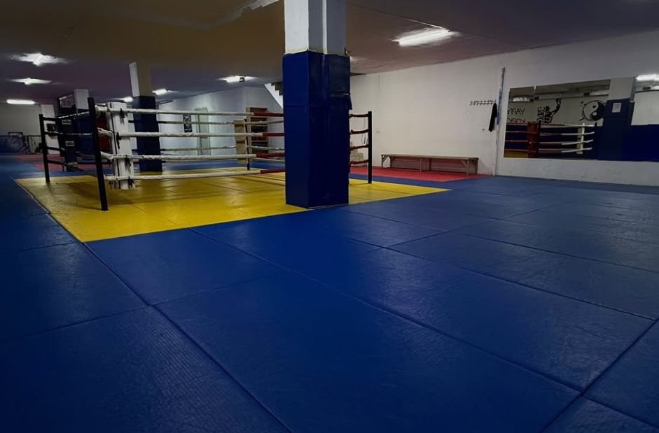 Ring ve mavi minder zemini, ayna duvarı