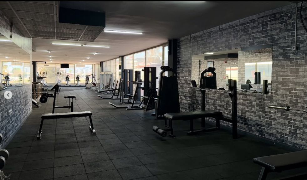 Ağırlık makineleri ve bench istasyonları