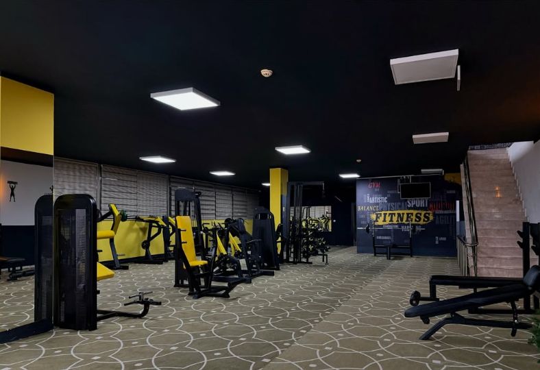 Antalya Tigers Fitness salonu: ağırlık makineleri ve sarı sütunlar