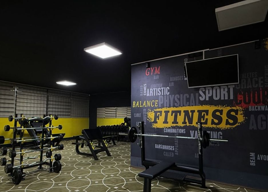 Bench press istasyonu ve Fitness duvar yazısı